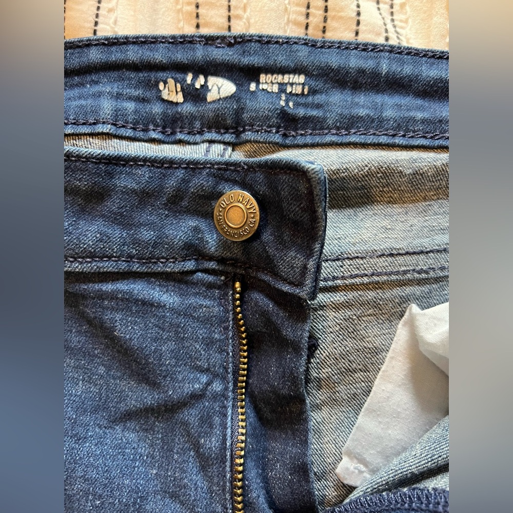 Old Navy Rockstar Super Skinny Raw Hem Cotton Blend Jeans Size 12 EUC - Picture 6 of 9